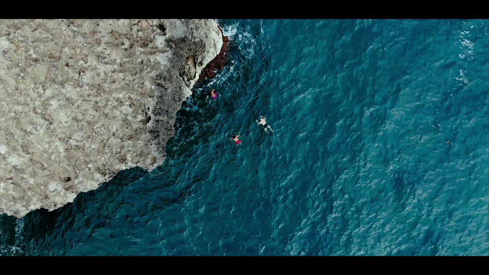 El mar turquesa junto al acantilado, visto desde el aire