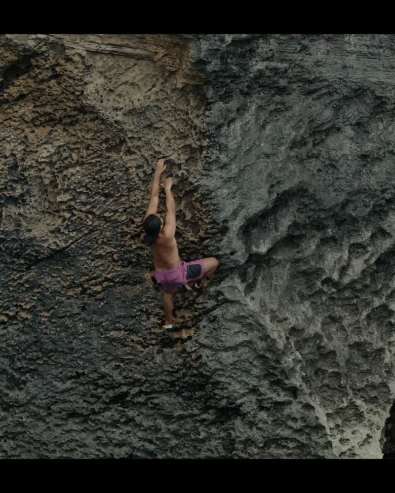Sebastián Amaral estirándose hacia un agarre, alto en la pared