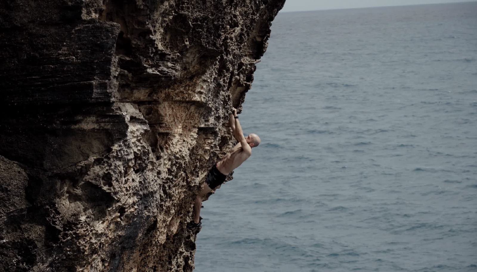 La arista de Arete Libre sobre el mar, con el escalador diminuto